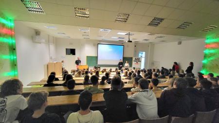 Bodi zvezda ne meči petard (13)